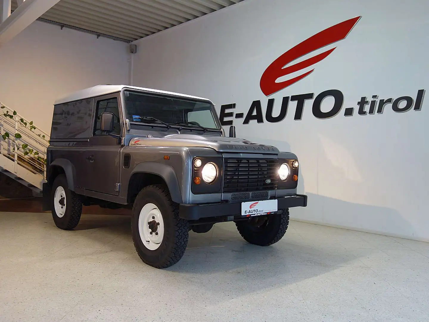 Land Rover Defender 90" E 2,2 *ERSTBESITZ *NEUE §57a *WENIG KM Grau - 1