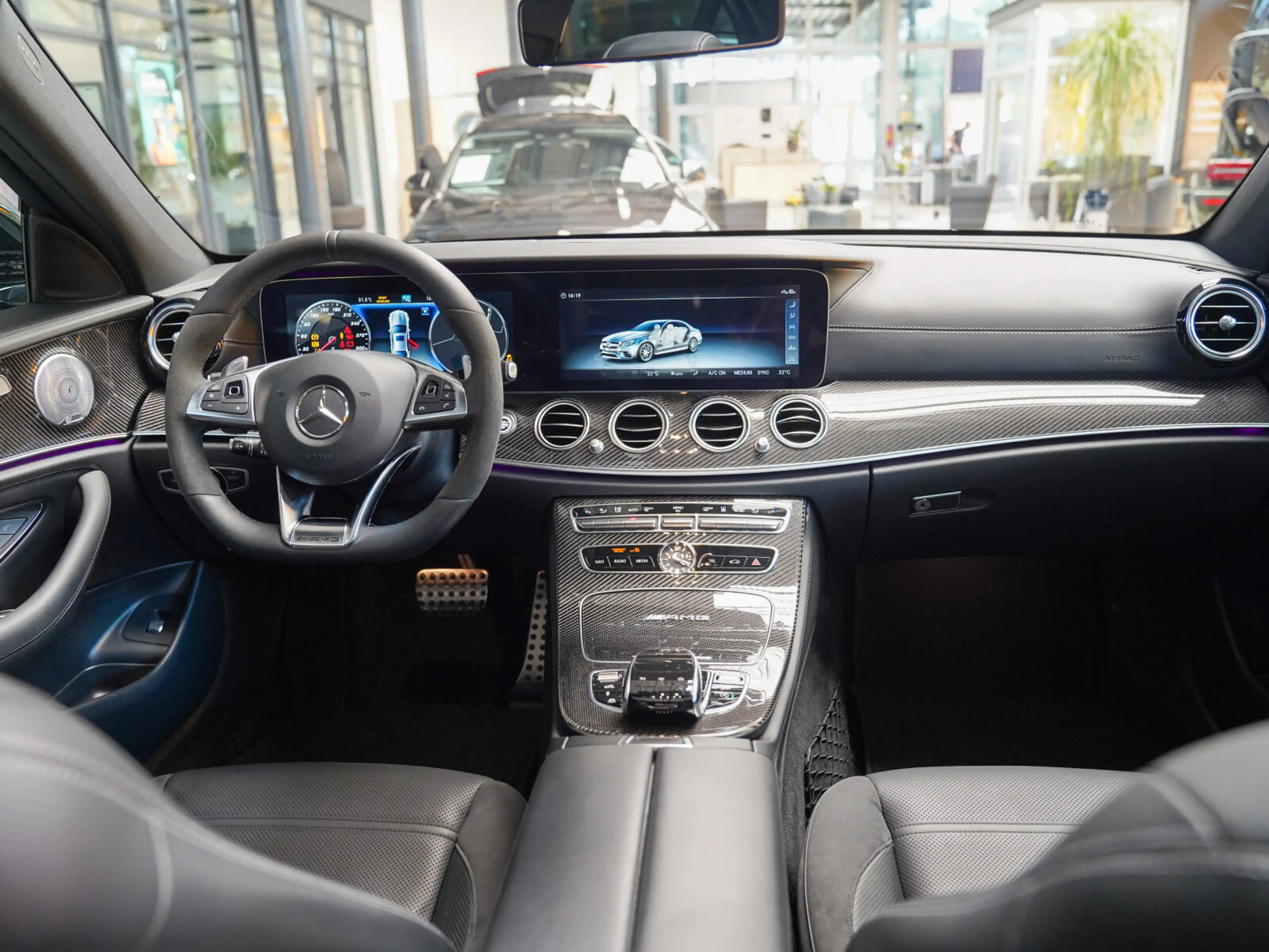 Mercedes-Benz E 63 AMG E 63 AMG 4M+ Carbon Schmiederäder Massage HeadUp — photo 17