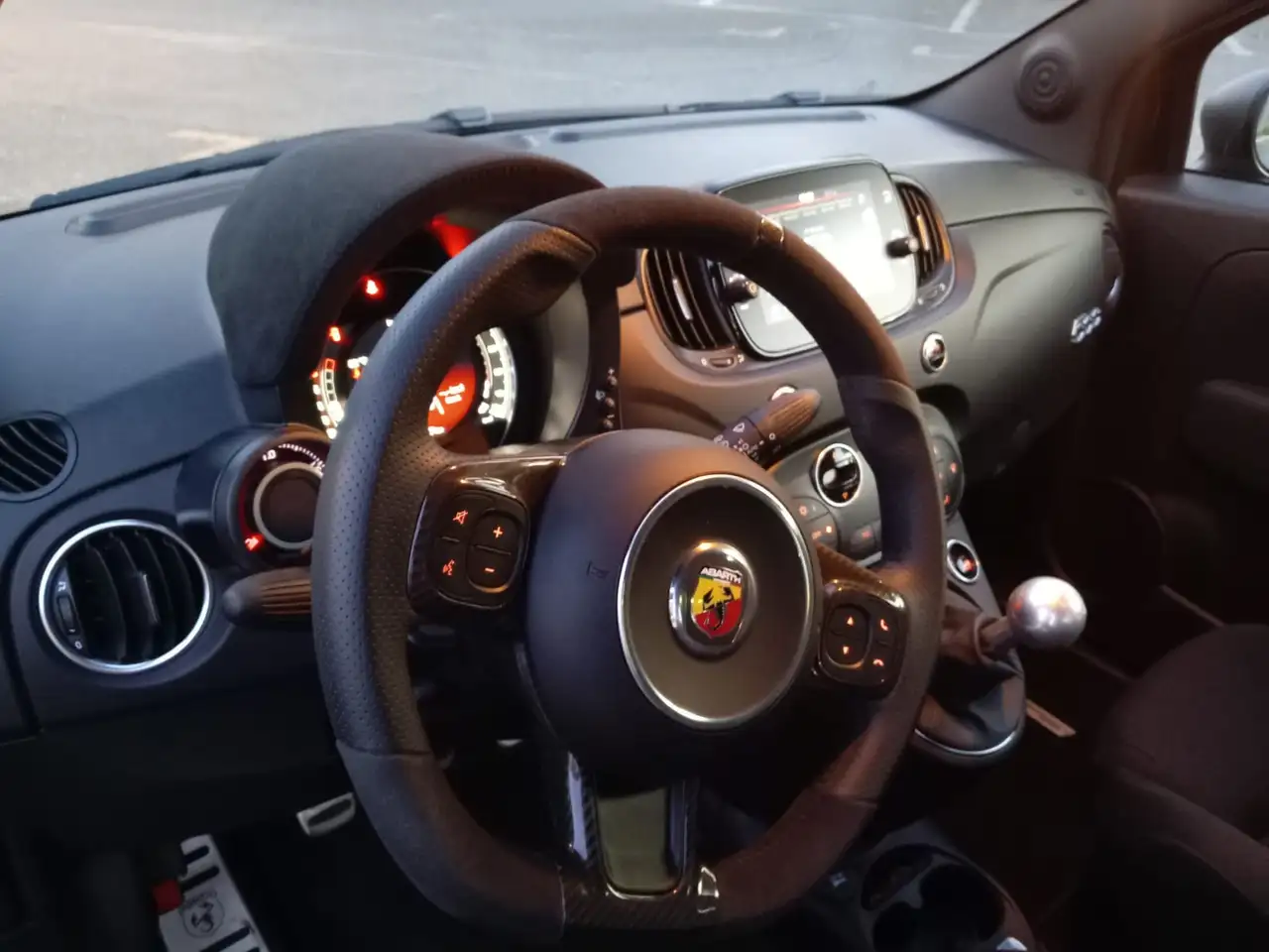 Abarth 695 2023 — фото 12