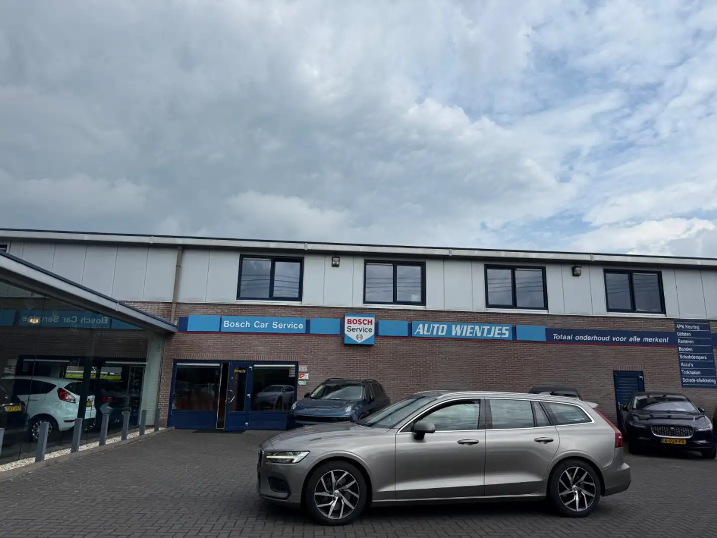 Volvo V60 2.0 T5 Aut 184kw | Momentum | Leer | Navi Grijs - 1