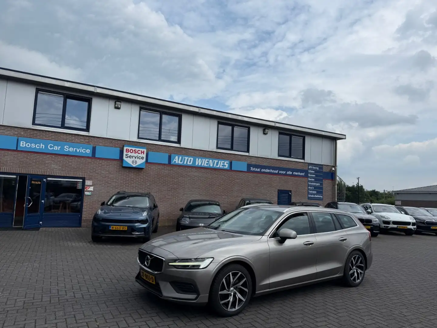 Volvo V60 2.0 T5 Aut 184kw | Momentum | Leer | Navi Grijs - 2