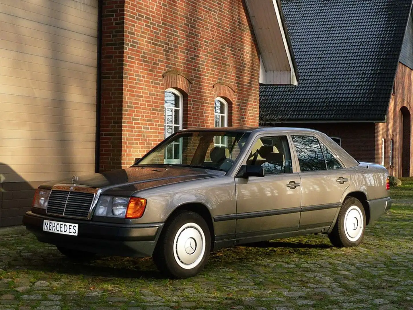 Mercedes-Benz 230 E W124 5-Gang, Rostfrei, nur 94.000 Km - 1