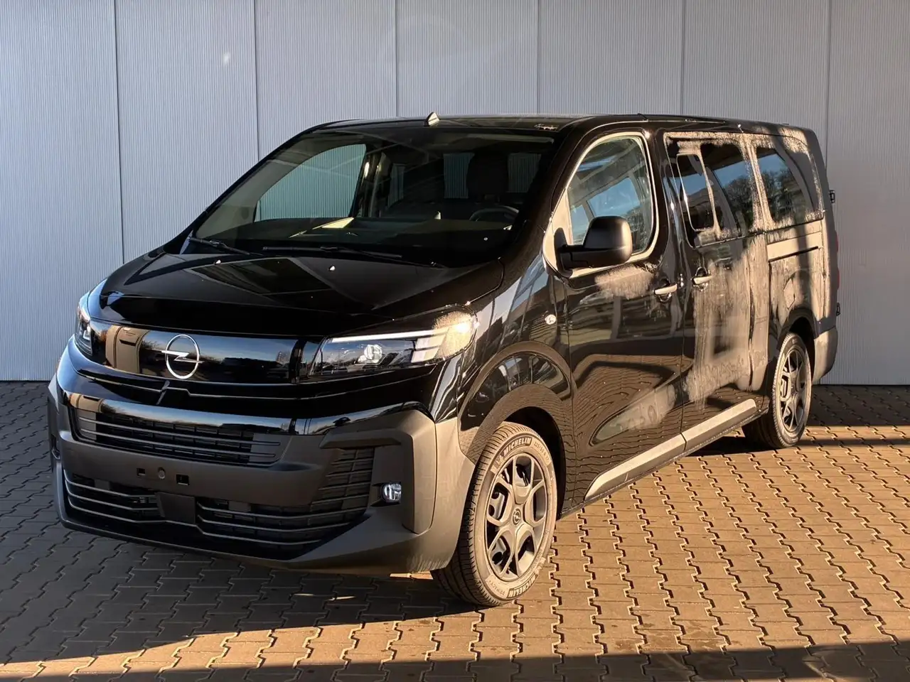 Opel Vivaro Kombi XL 2.0 Diesel Automatik 177 PS / 9-Sitzer...