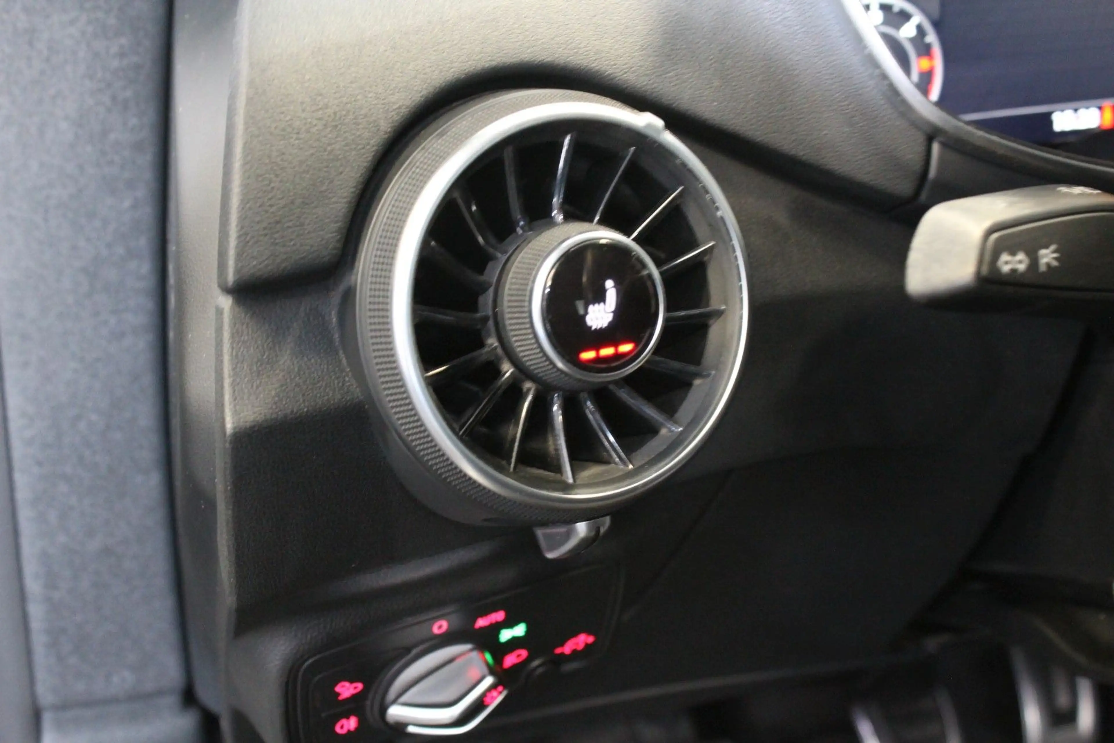 Audi TT Coupe 2.0 TDI ultra*Xenon*PDC*Virtual*Alcant. — photo 25