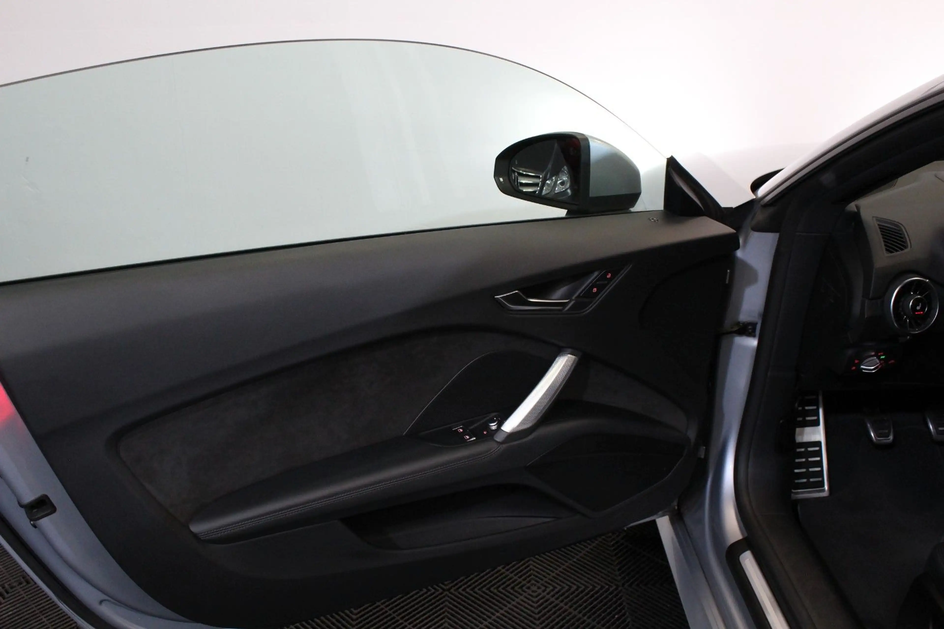 Audi TT Coupe 2.0 TDI ultra*Xenon*PDC*Virtual*Alcant. — photo 35