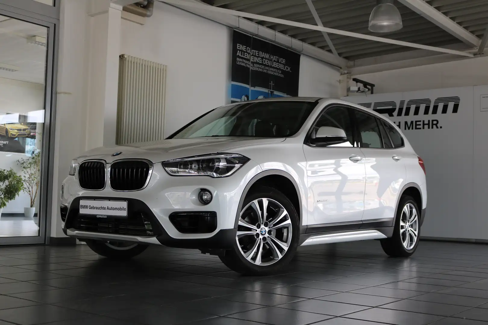 BMW X1 sDrive18i Sport Line AHK LED RFK Navi Tempomat Blanc - 1