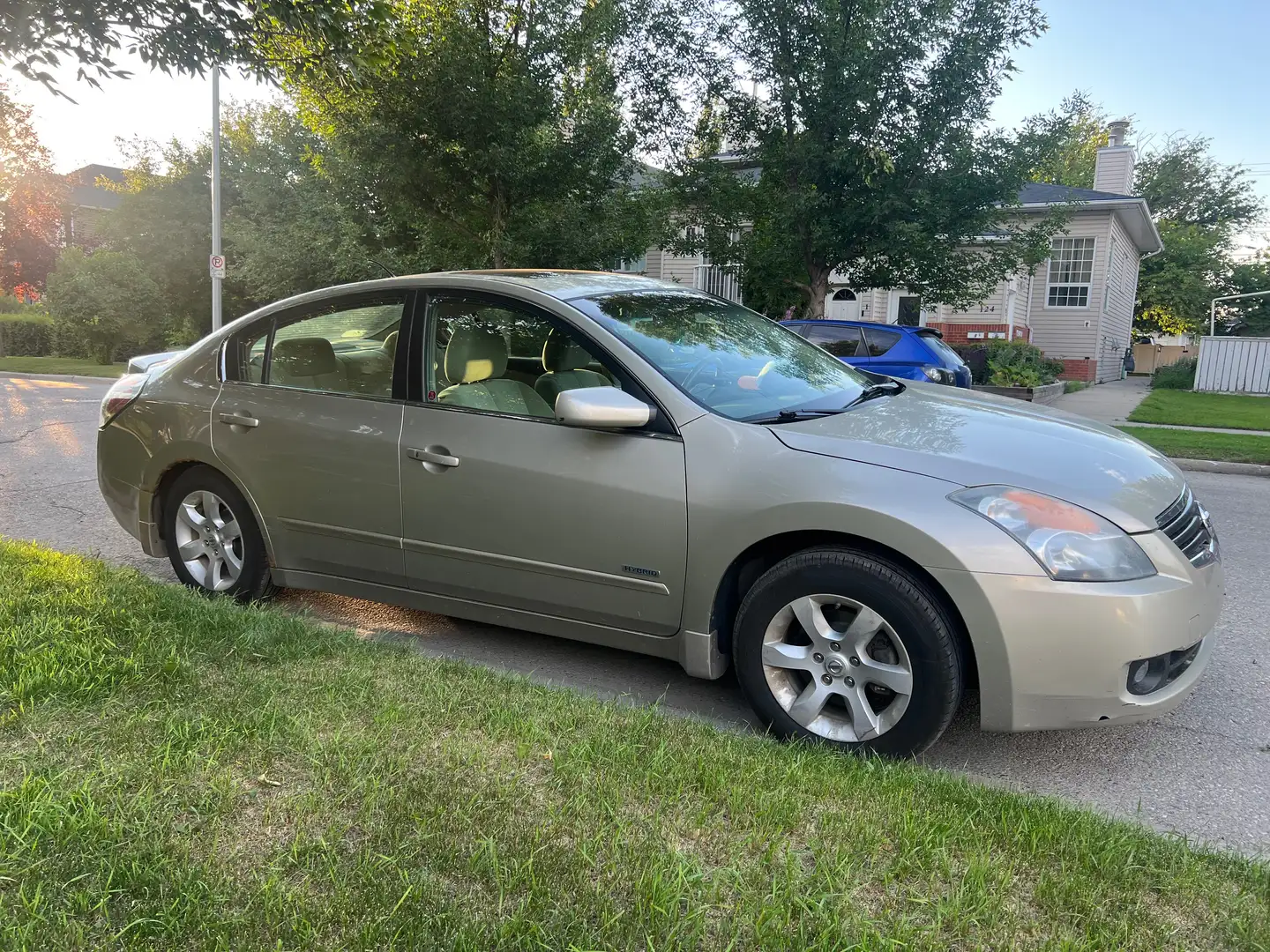 2009 Nissan Altima | $ 6,500 | 241,500 km | Gas/Electric Hybrid Sedan ...
