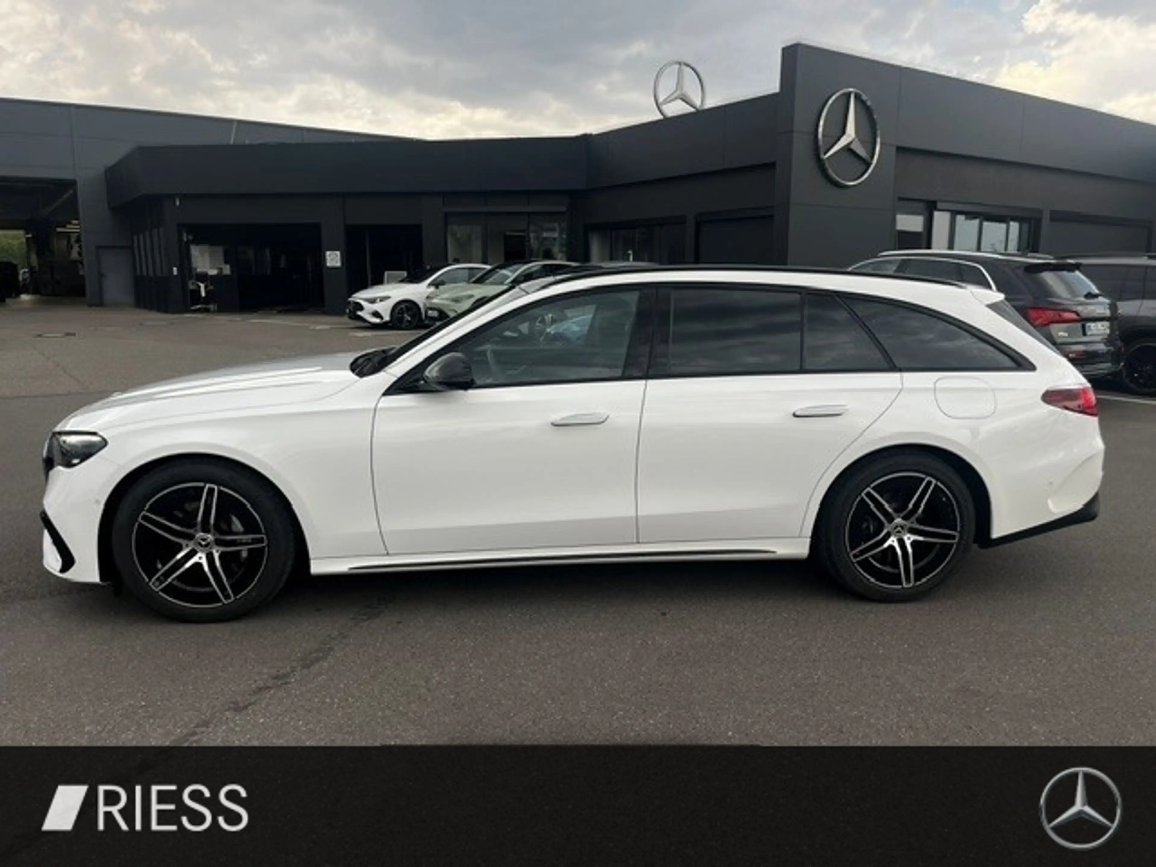 Mercedes-Benz E 300 e T AMG Sport Night Distr Pano AHK 360 19" — photo 4