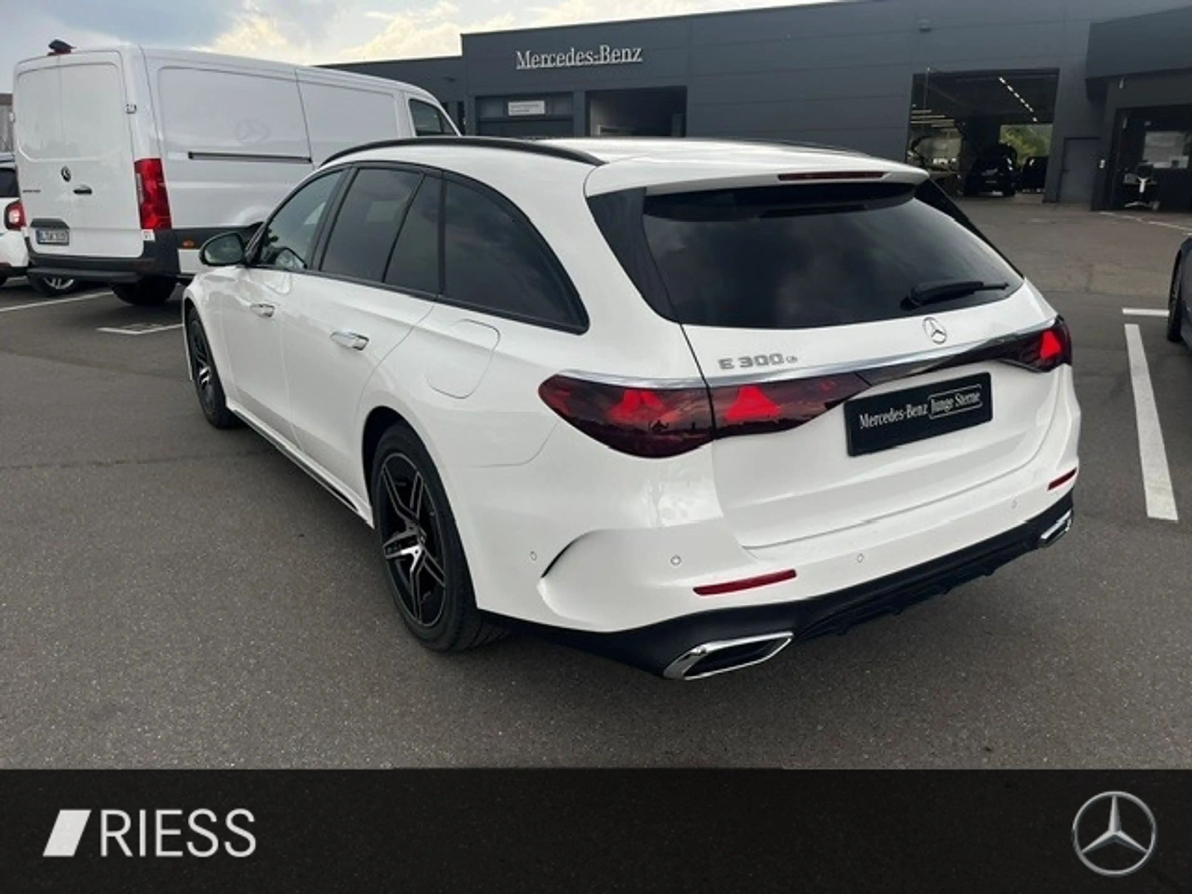 Mercedes-Benz E 300 e T AMG Sport Night Distr Pano AHK 360 19" — photo 6