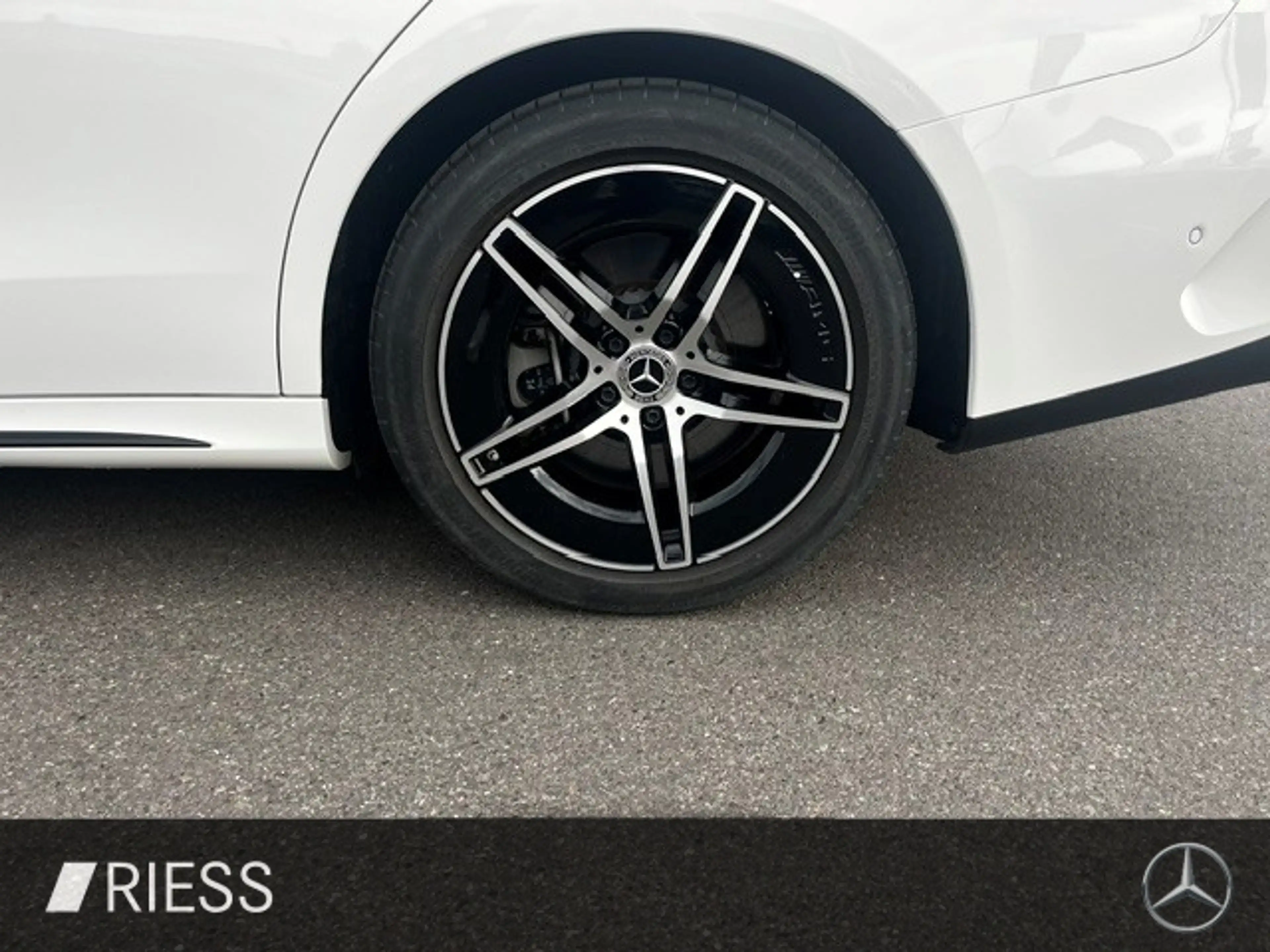 Mercedes-Benz E 300 e T AMG Sport Night Distr Pano AHK 360 19" — photo 5