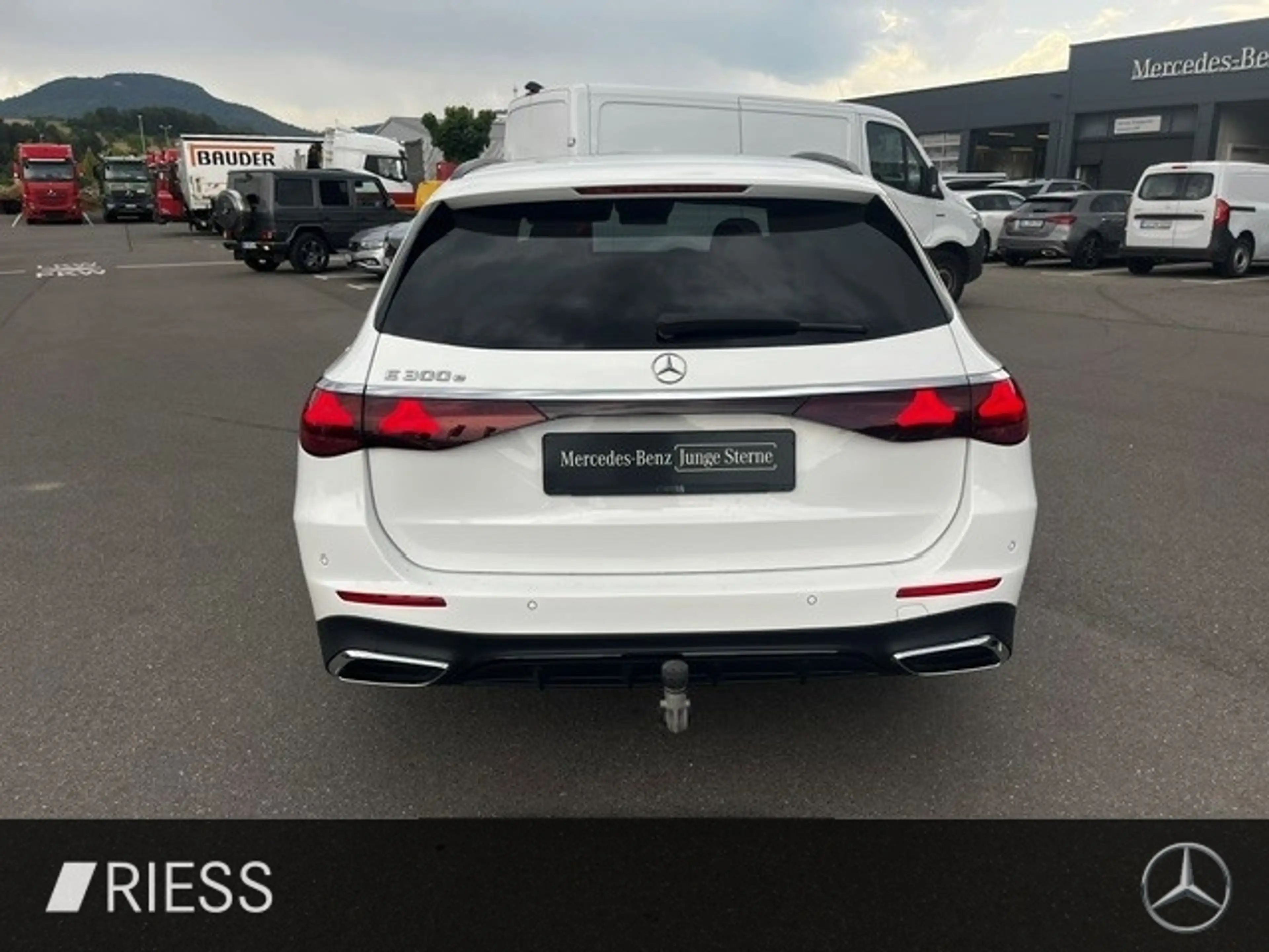 Mercedes-Benz E 300 e T AMG Sport Night Distr Pano AHK 360 19" — photo 7