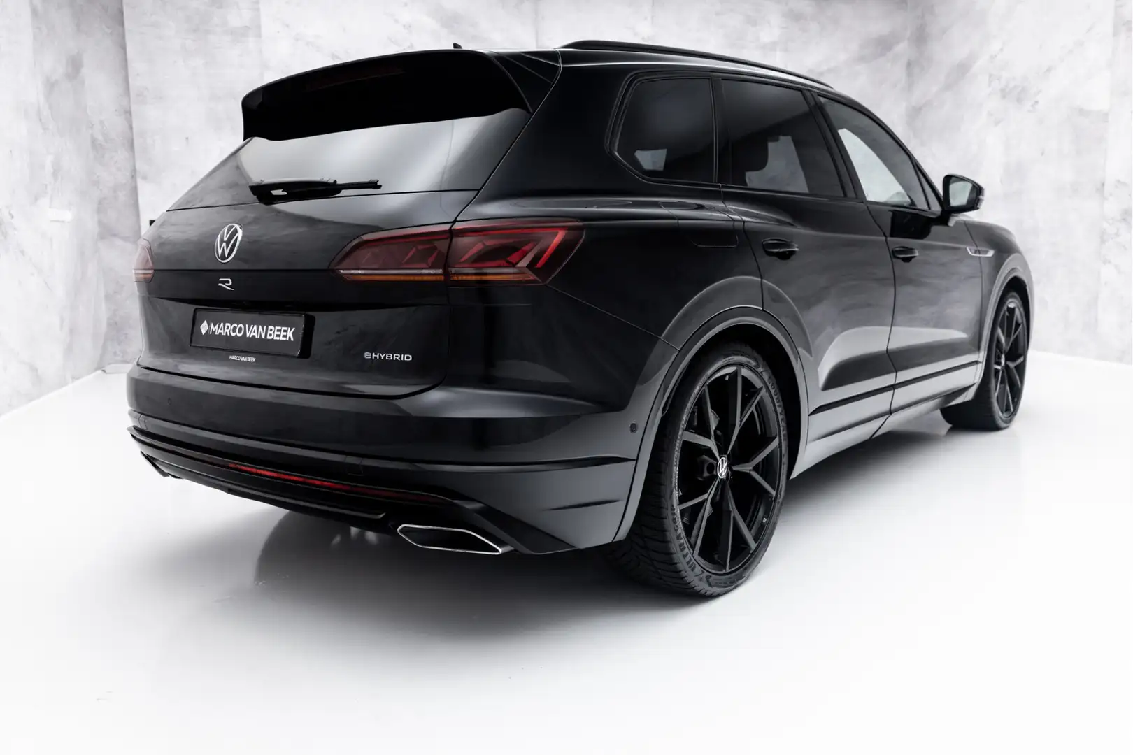 Volkswagen Touareg R 3.0 TSI eHybrid 4MOTION | Pano | Luchtvering | 2 Zwart - 2
