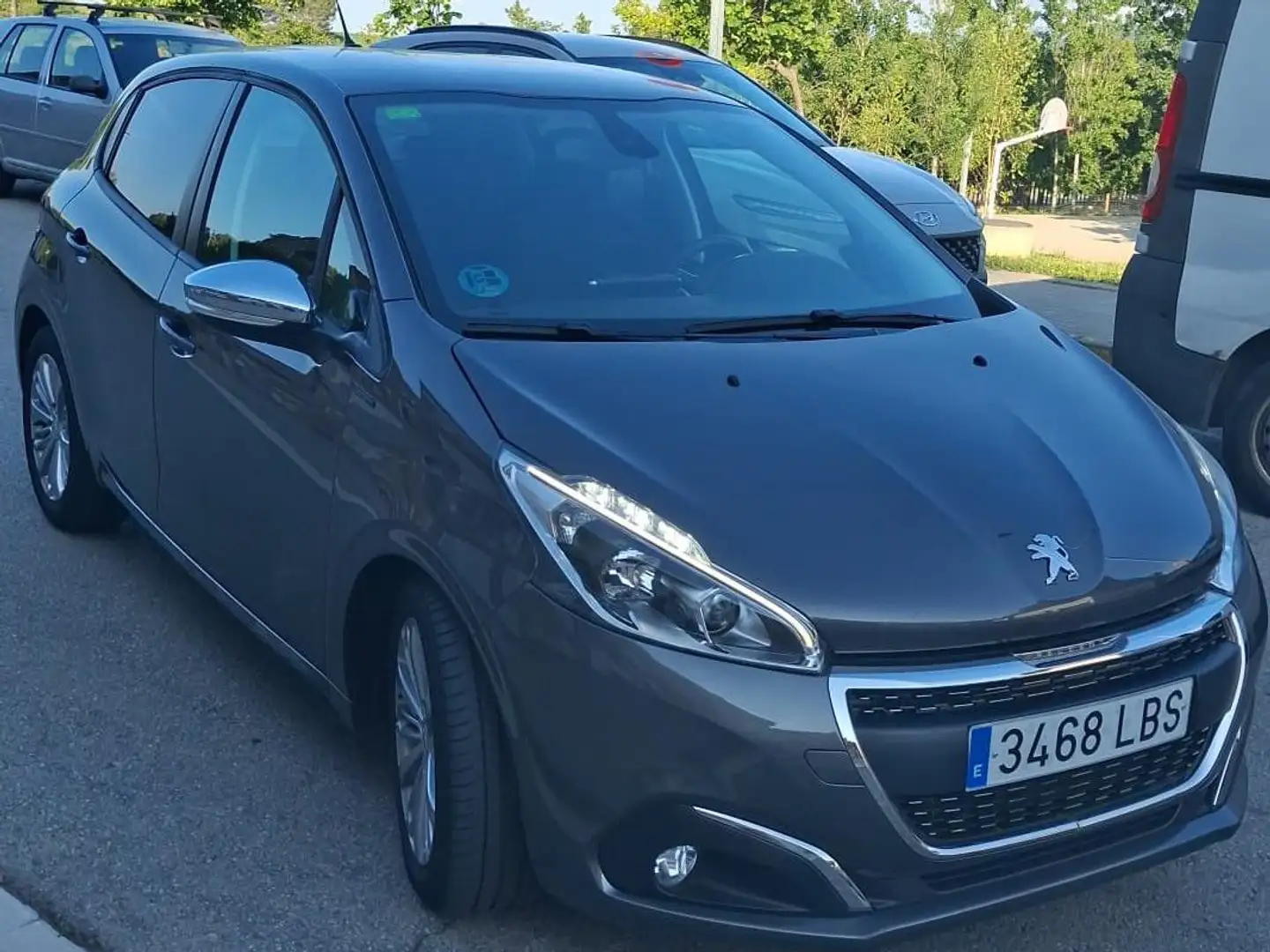 Peugeot 208 Signature BlueHDi 73KW 100CV Gris - 1