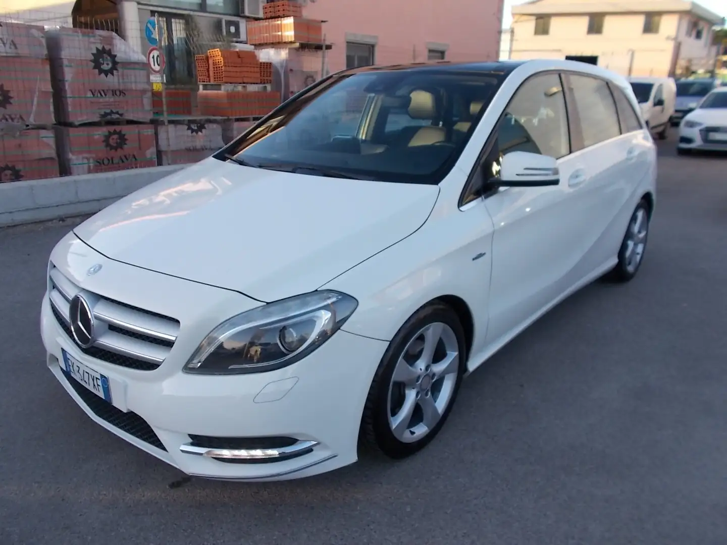 Mercedes-Benz B 200 CDI BlueEFFICIENCY Premium Beyaz - 1