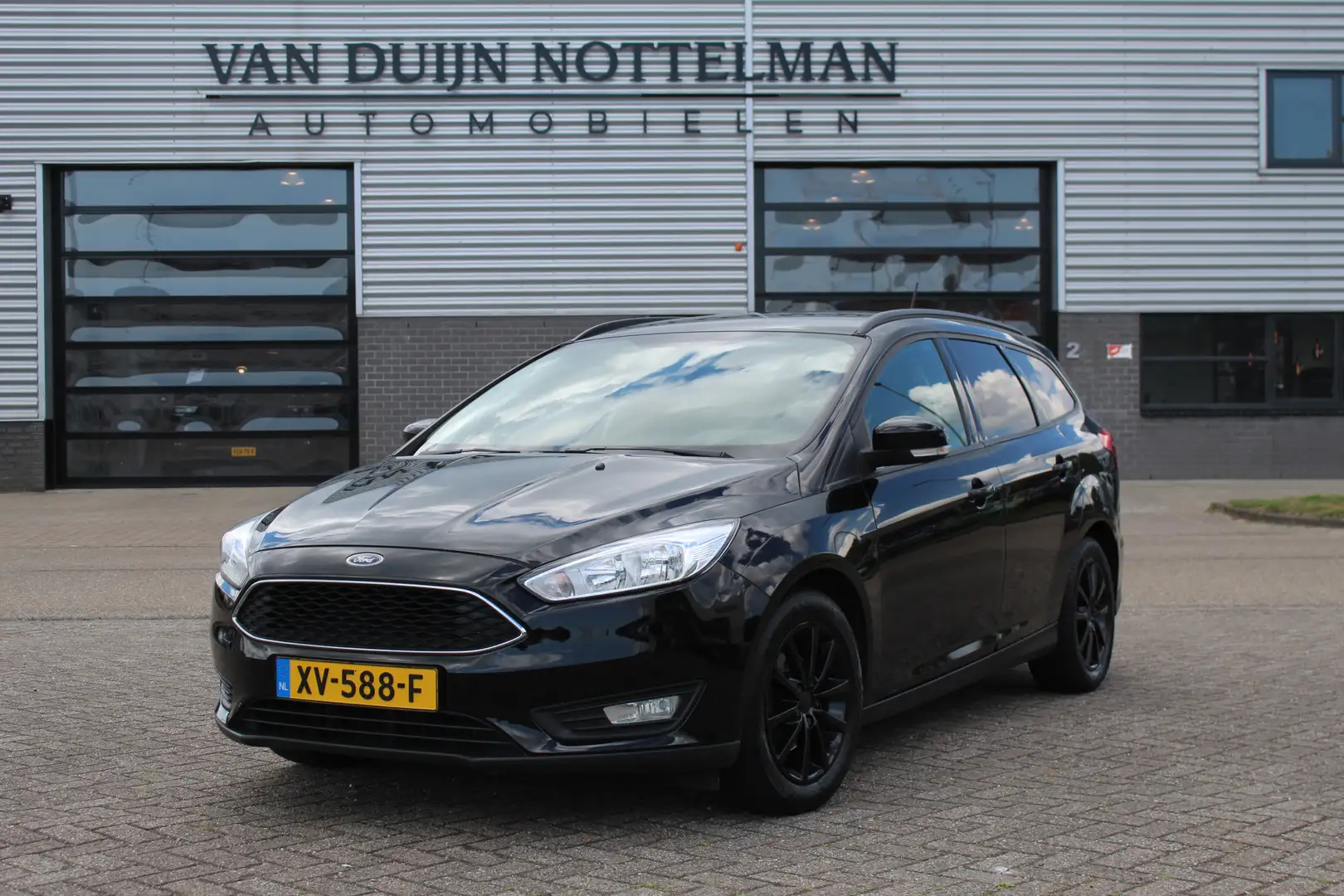 Ford Focus Wagon 1.0 Titanium / Navigatie / Carplay / Stoelve Zwart - 1
