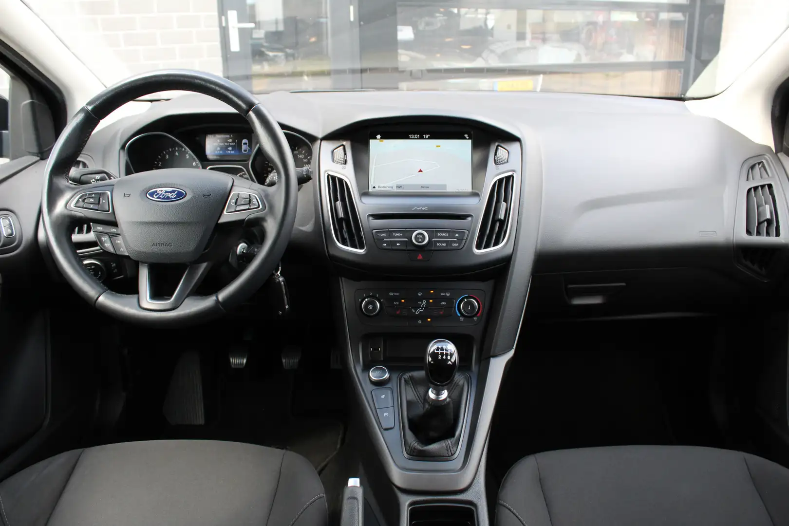 Ford Focus Wagon 1.0 Titanium / Navigatie / Carplay / Stoelve Zwart - 2