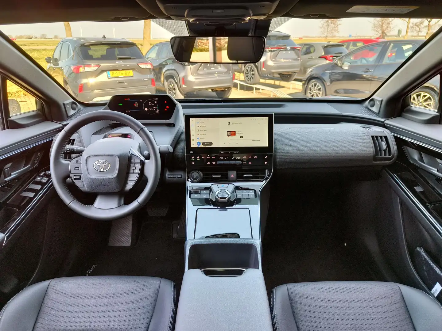 Toyota bZ4X Premium 71 kWh Bi-Tone | Panorama | JBL | Leer | C Gris - 2