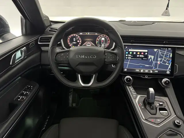 Lynk & Co 01 view 14