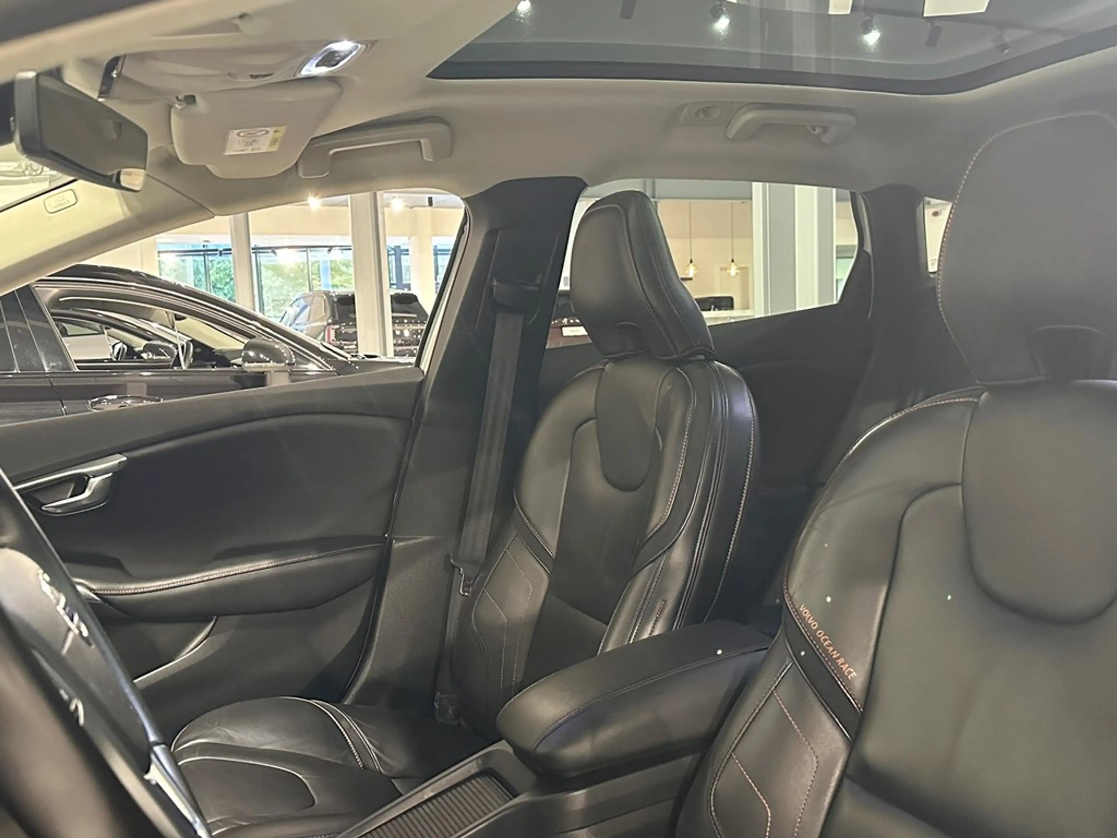 Volvo V40 Cross Country D4 Ocean Race Automaat +LEDER/CAMERA — photo 4