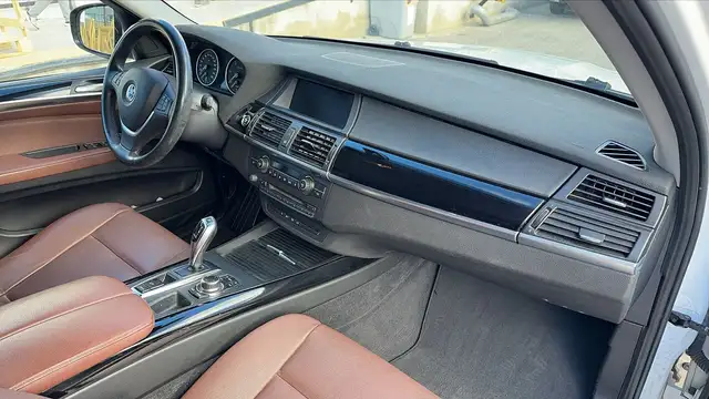 BMW X5 view 10