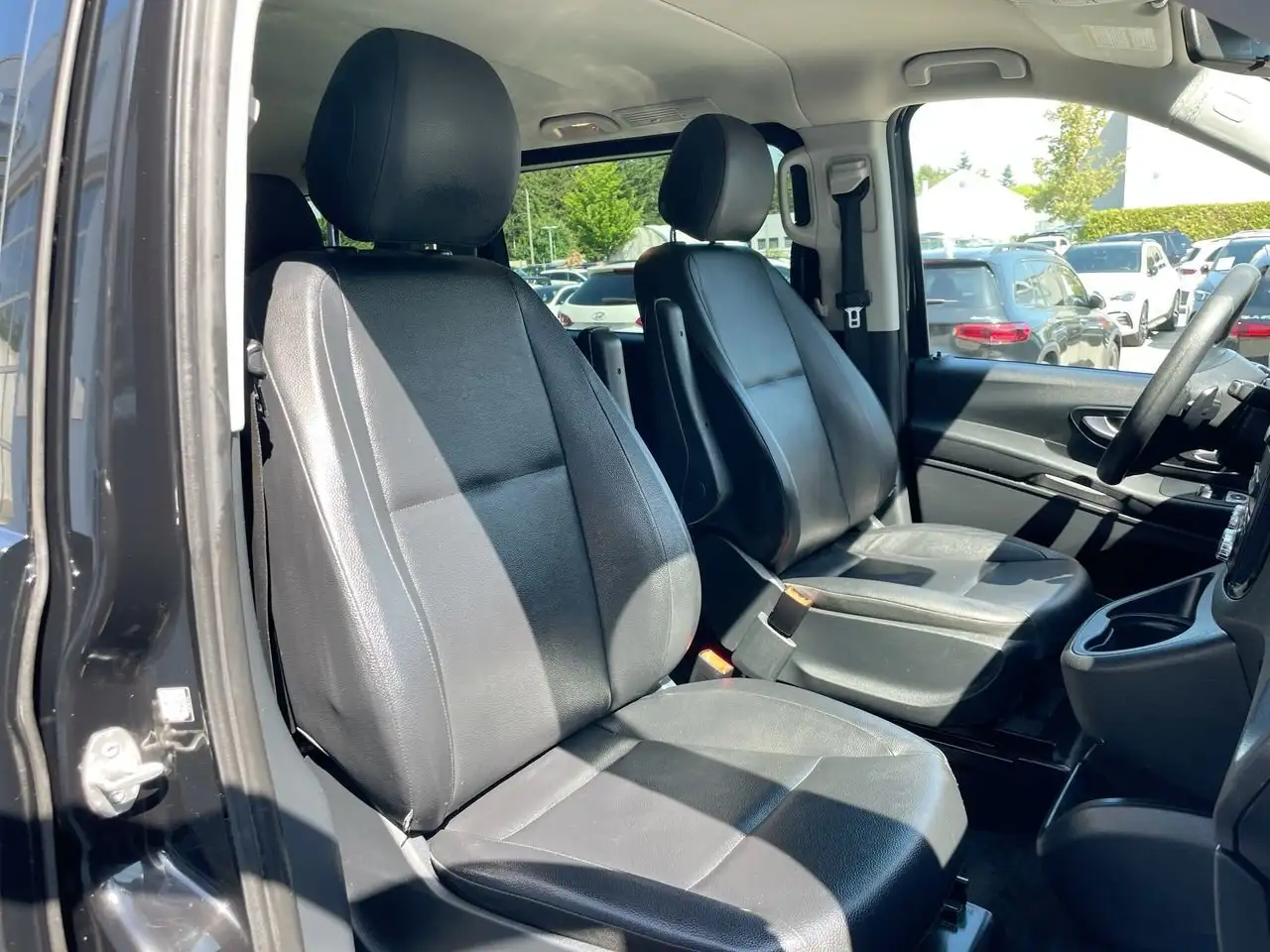 Mercedes-Benz Metris Passenger Van снимка Mercedes-Benz Metris Passenger Van