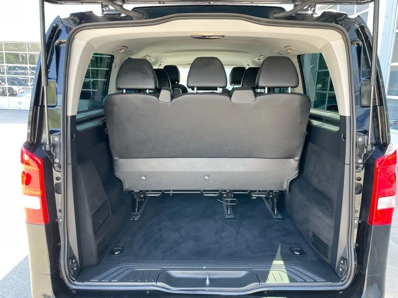 Mercedes-Benz Metris Passenger Van снимка Mercedes-Benz Metris Passenger Van