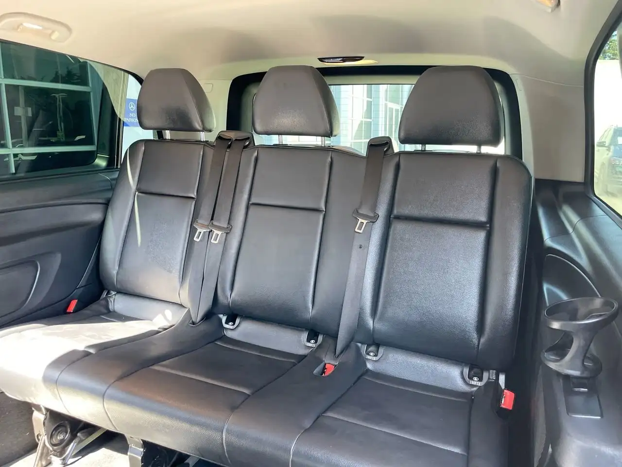 Mercedes-Benz Metris Passenger Van снимка Mercedes-Benz Metris Passenger Van