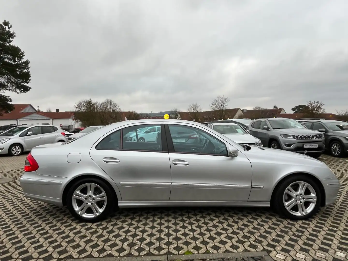 Mercedes-Benz E 200 Limousine Kompressor NAVI/PDC/SHZ Silber - 2