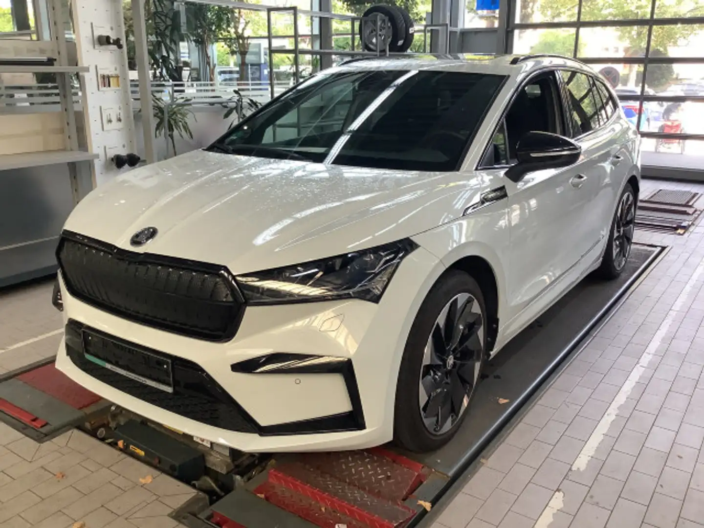 Skoda Enyaq iV 80x Sportline Panoramadach Kamera AHK Weiß - 2