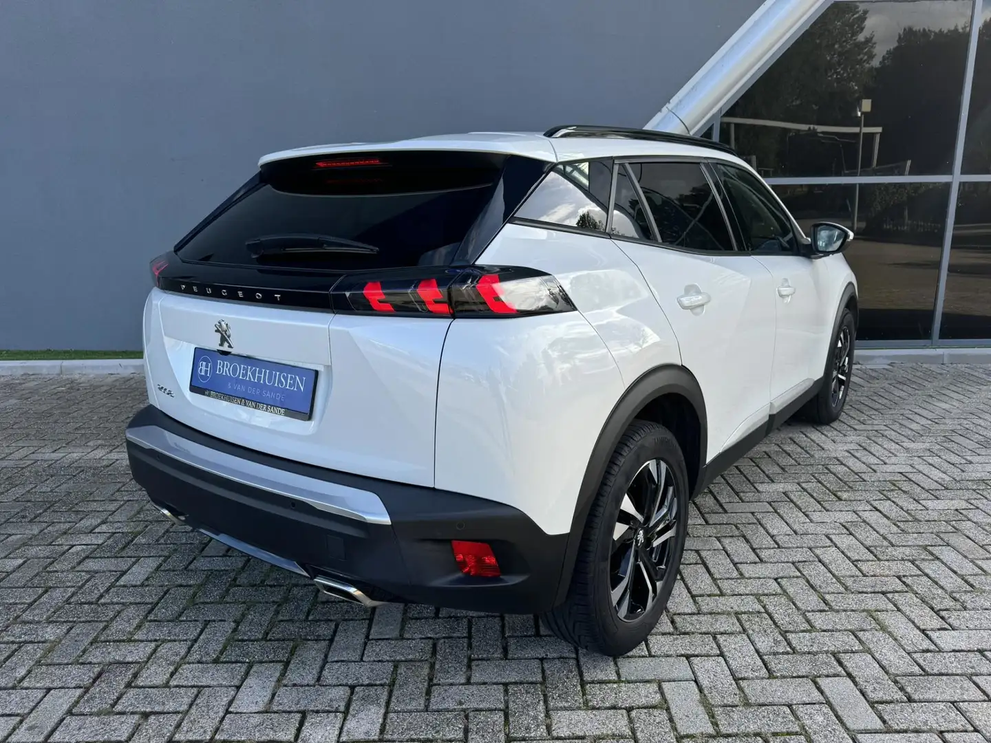 Peugeot 2008 1.2 PureTech Allure Pack 131pk Automaat / Navigati Wit - 2