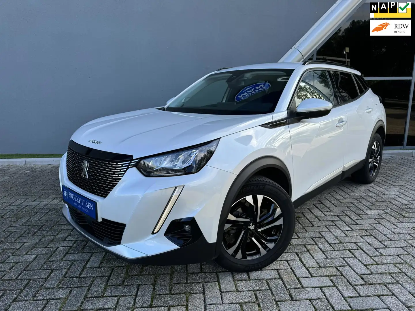 Peugeot 2008 1.2 PureTech Allure Pack 131pk Automaat / Navigati Wit - 1