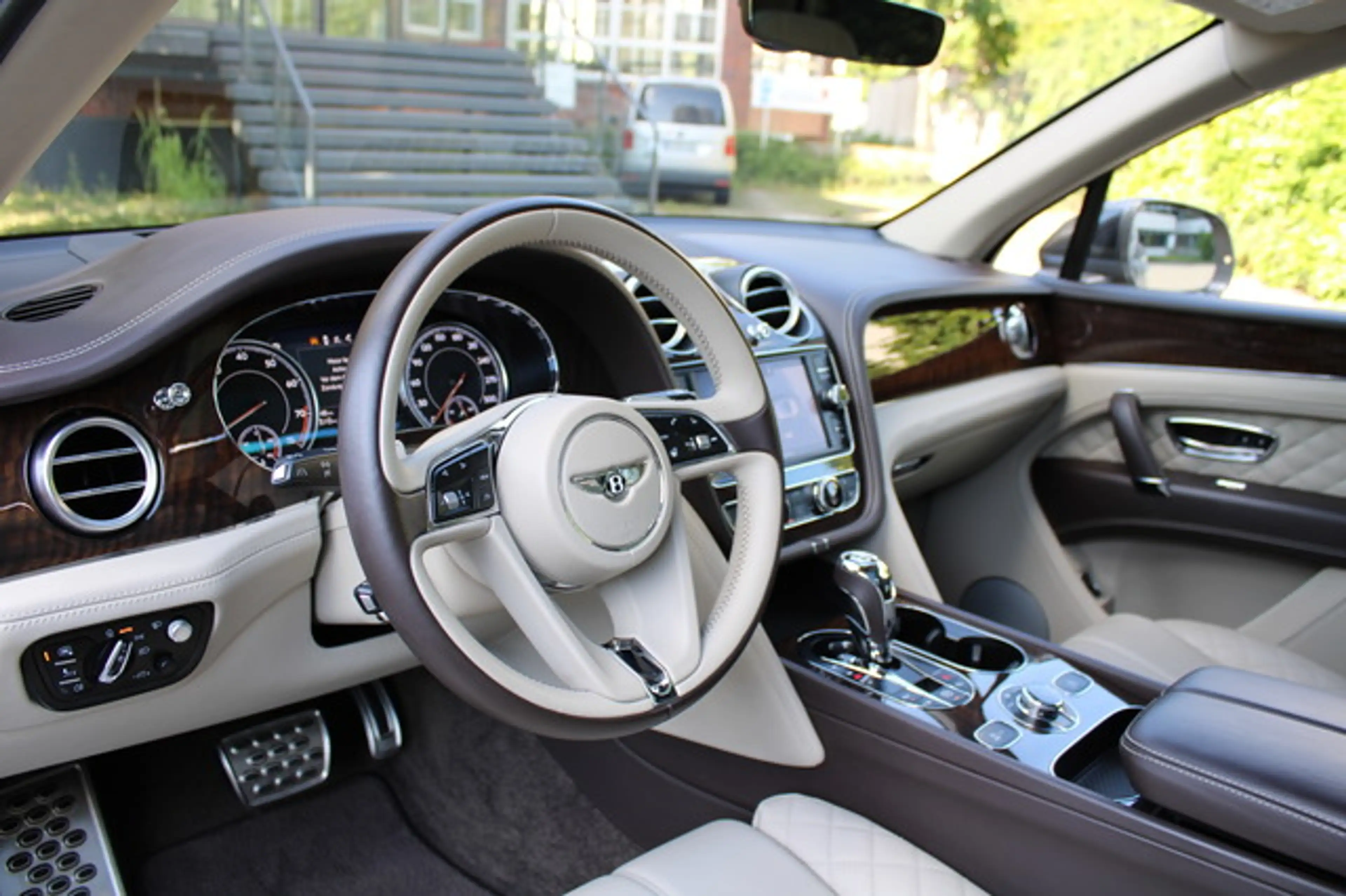 Bentley Bentayga V8 Mulliner Pano/City/Touring/22"/HUD — photo 8