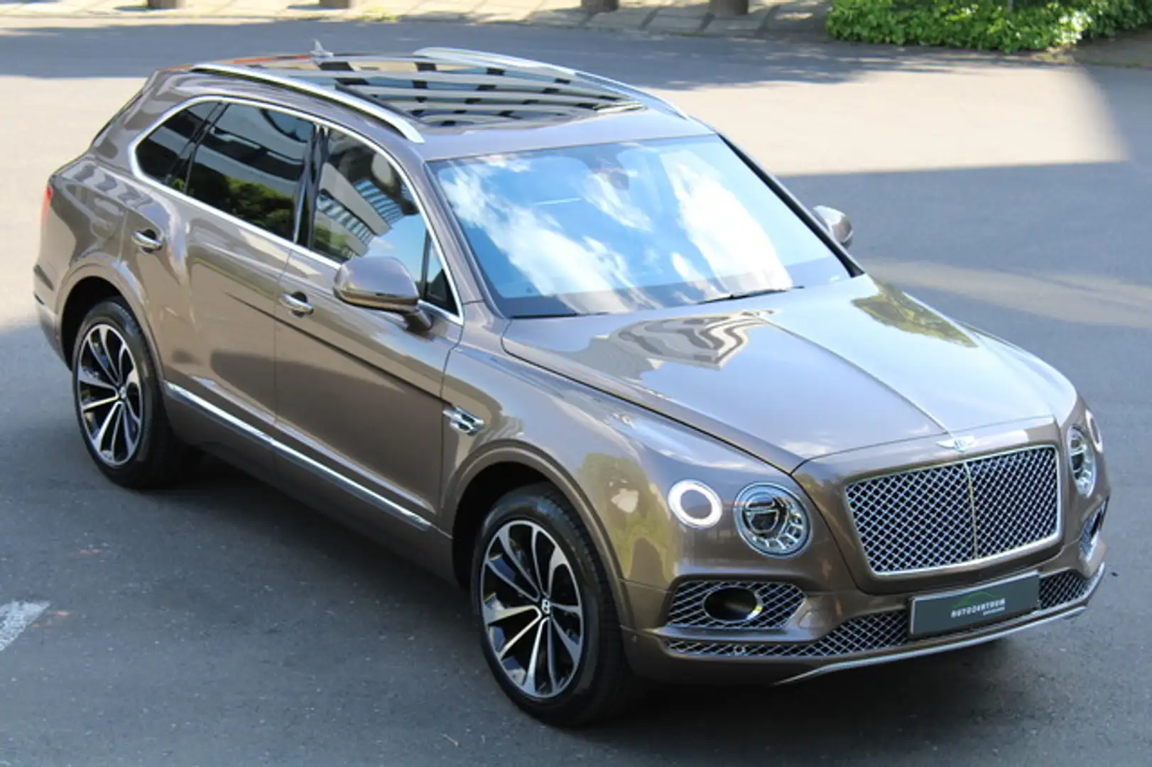 Bentley Bentayga V8 Mulliner Pano/City/Touring/22"/HUD Коричневий - 1