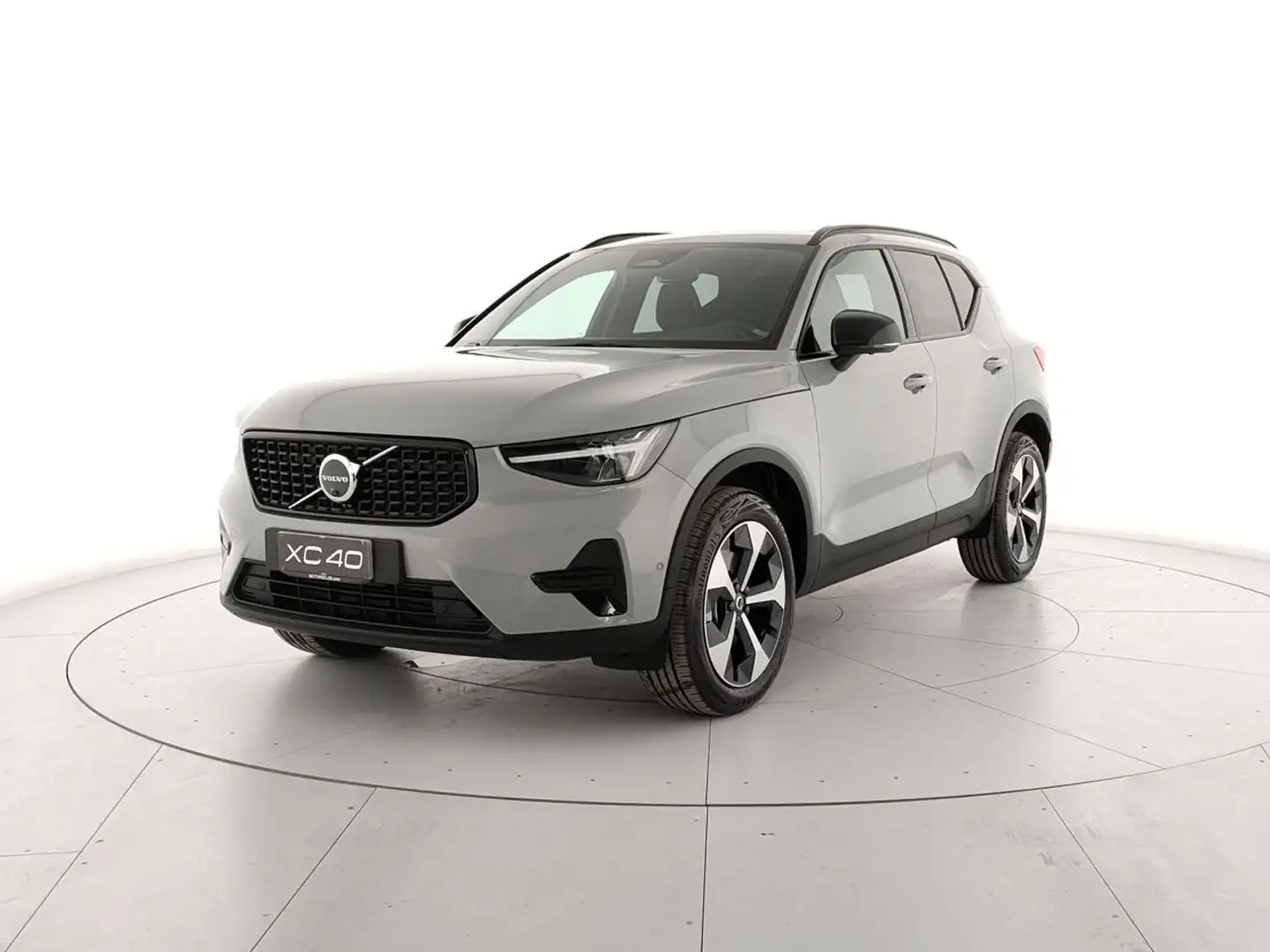 Volvo XC40 B3 automatico Ultra Dark Argento - 2