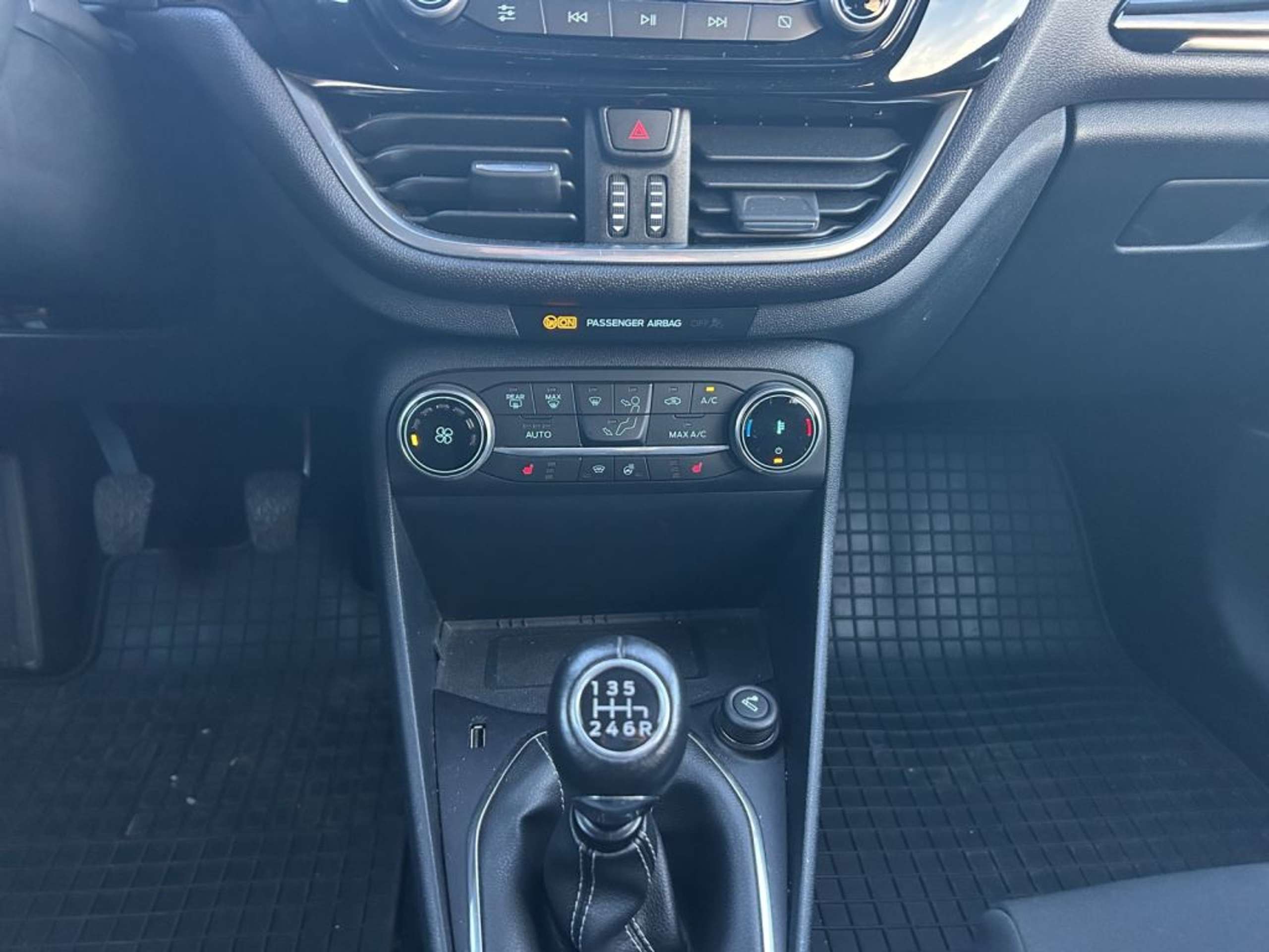 Fahrzeugabbildung Ford Fiesta 1.0 EcoBoost S&S TITANIUM X - mit KI generiert/bearbeitet