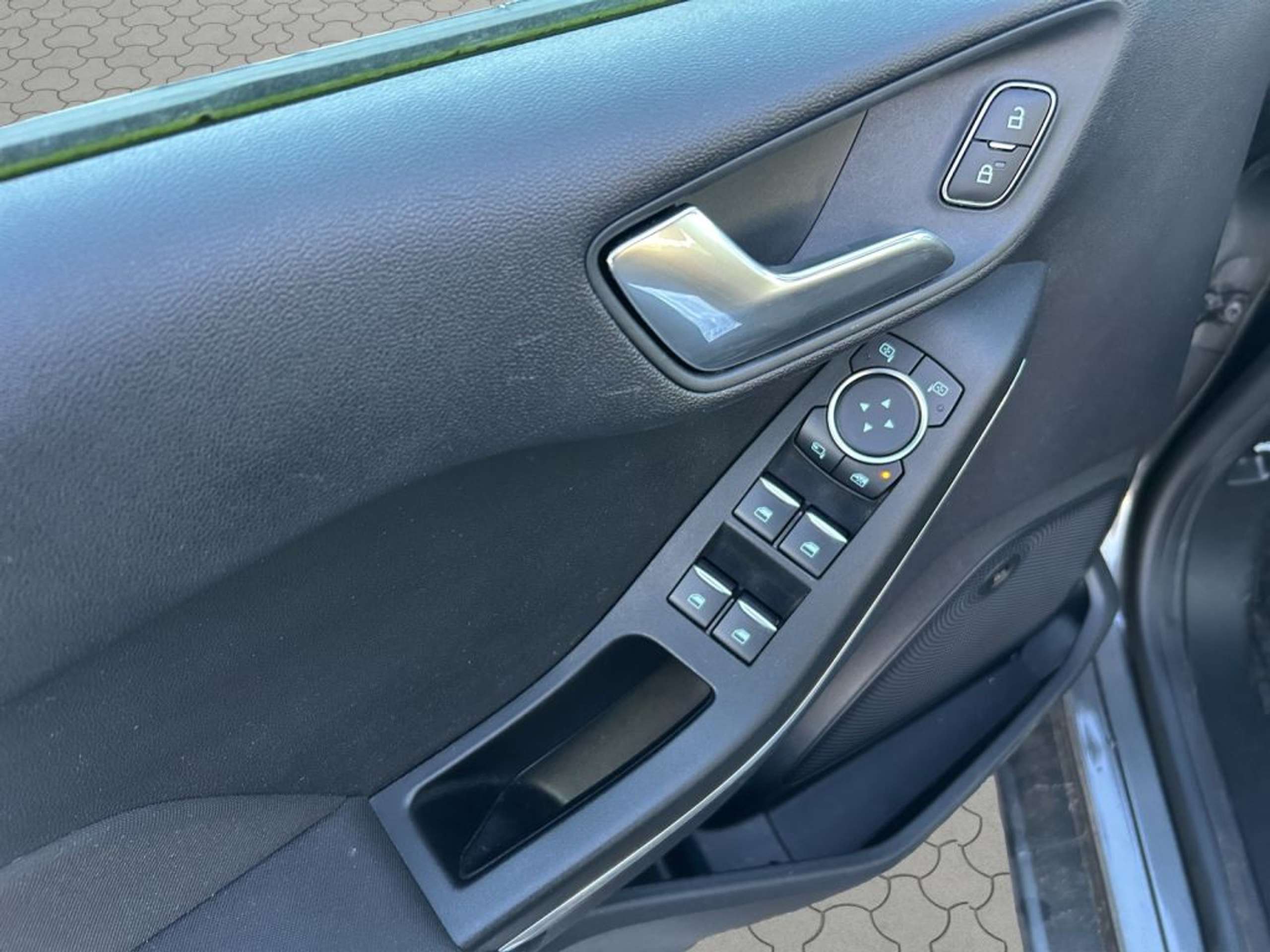 Fahrzeugabbildung Ford Fiesta 1.0 EcoBoost S&S TITANIUM X - mit KI generiert/bearbeitet