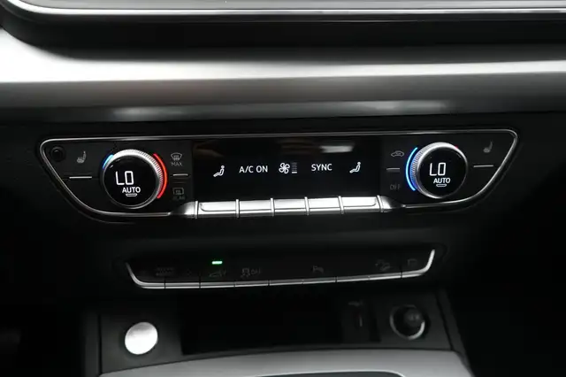 Audi Q5 view 16