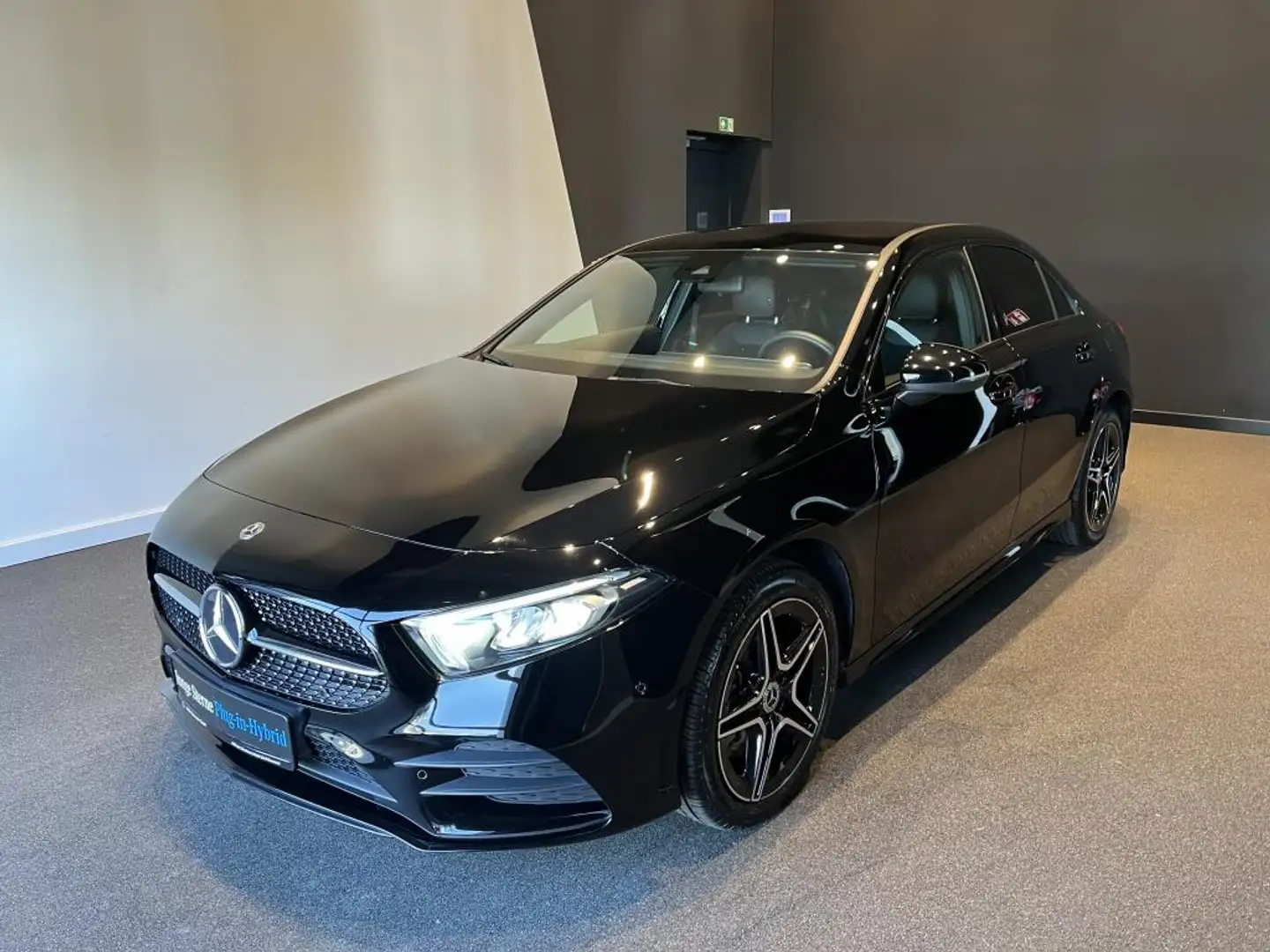 Mercedes-Benz A 250 e +AMG+MBUX+KAMERA+Night+Ambiente+SHZ+AUT Schwarz - 1