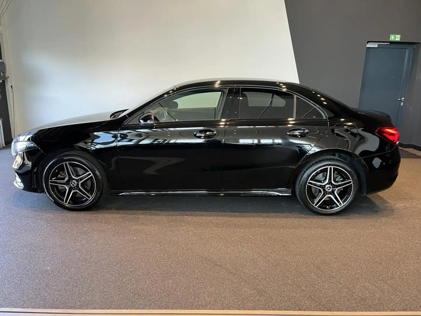 Mercedes-Benz A 250 e +AMG+MBUX+KAMERA+Night+Ambiente+SHZ+AUT Schwarz - 2