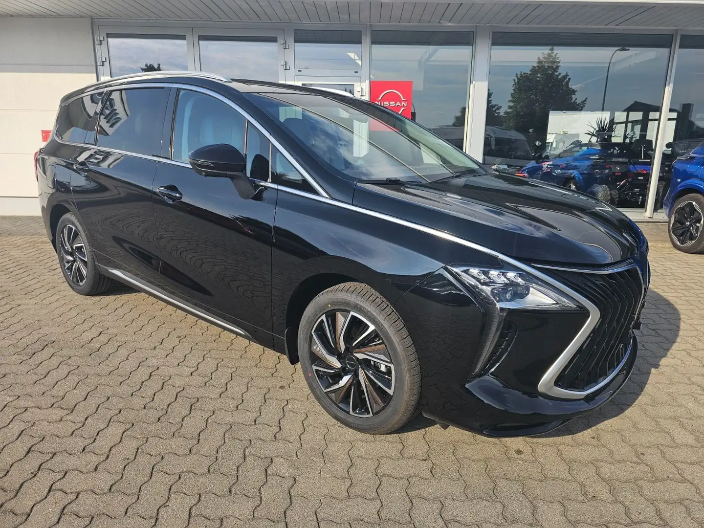 DFSK Forthing 4 U-Tour 7-Sitzer 1.5 Panorama Dach 360° Kamera Schwarz - 1