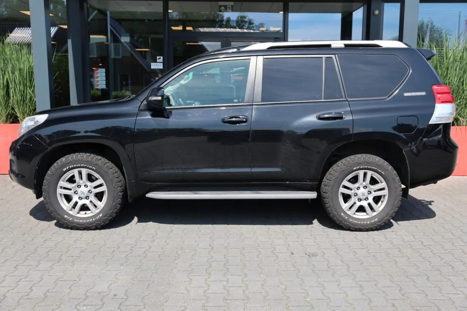 Toyota Land Cruiser 3.0 D-4D 5DRS VX A/T VAN Zwart - 2