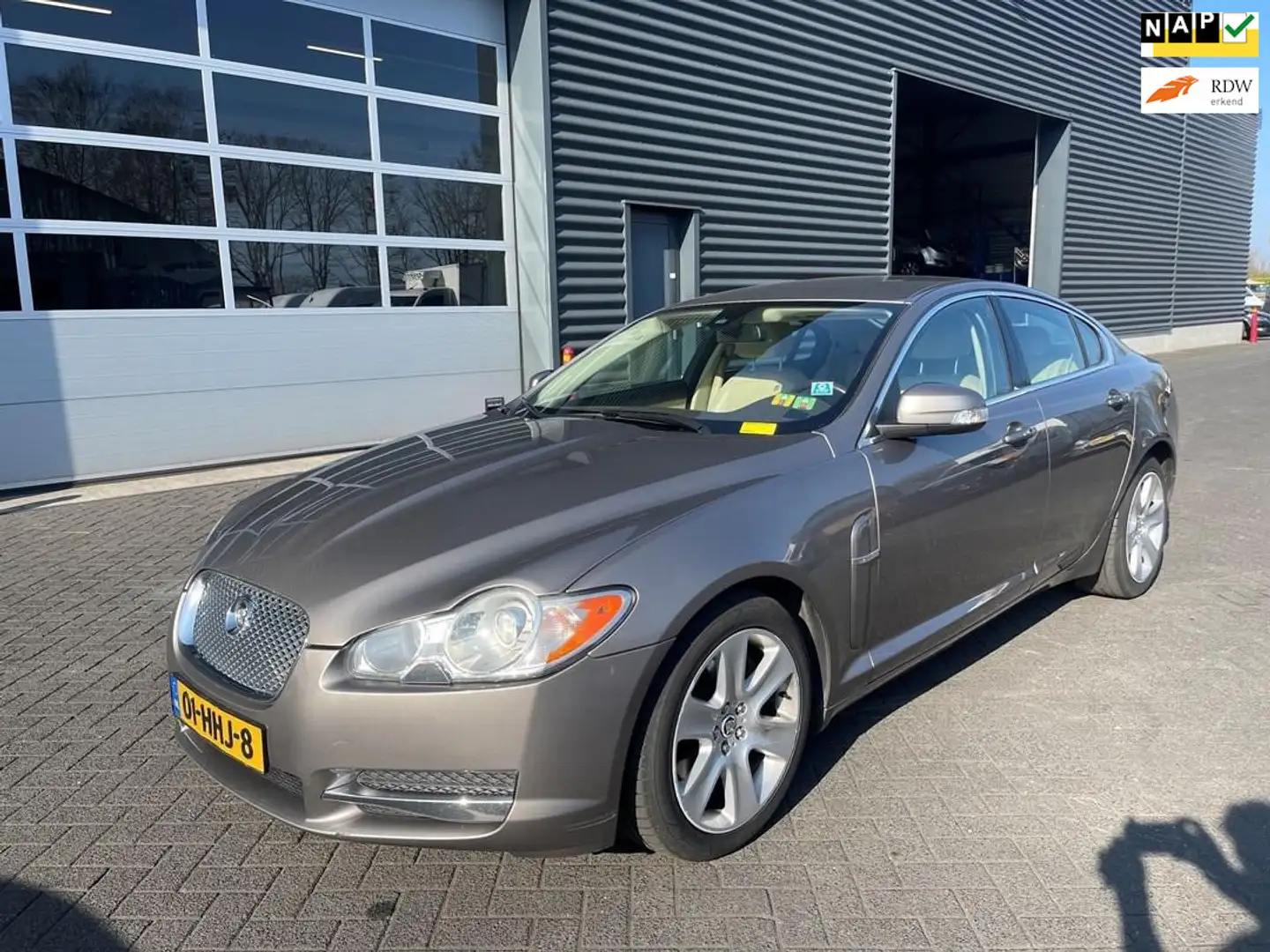 Jaguar XF 2.7D V6 Premium Luxury Šedá - 1