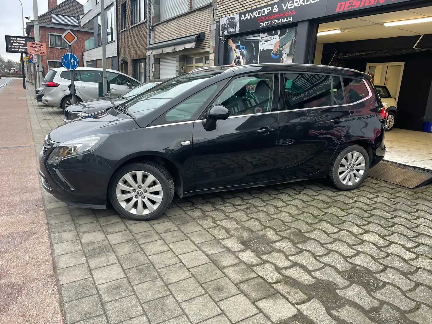 Opel Tourer Monovolume in Zwart tweedehands in Asse voor € 7.750,-