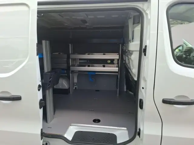 Renault Trafic view 12