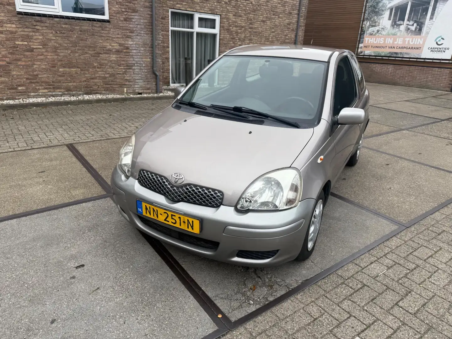 Toyota Yaris 1.3 VVT-i Terra Gris - 2
