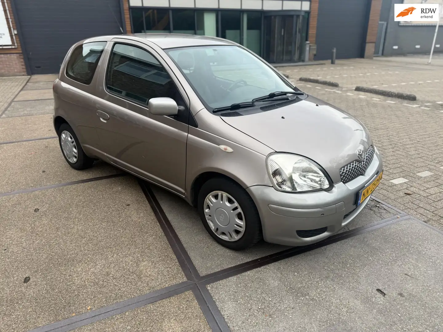 Toyota Yaris 1.3 VVT-i Terra Grijs - 1