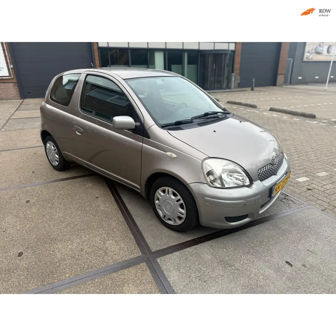 Toyota Yaris 1.3 VVT-i Terra Gris - 1