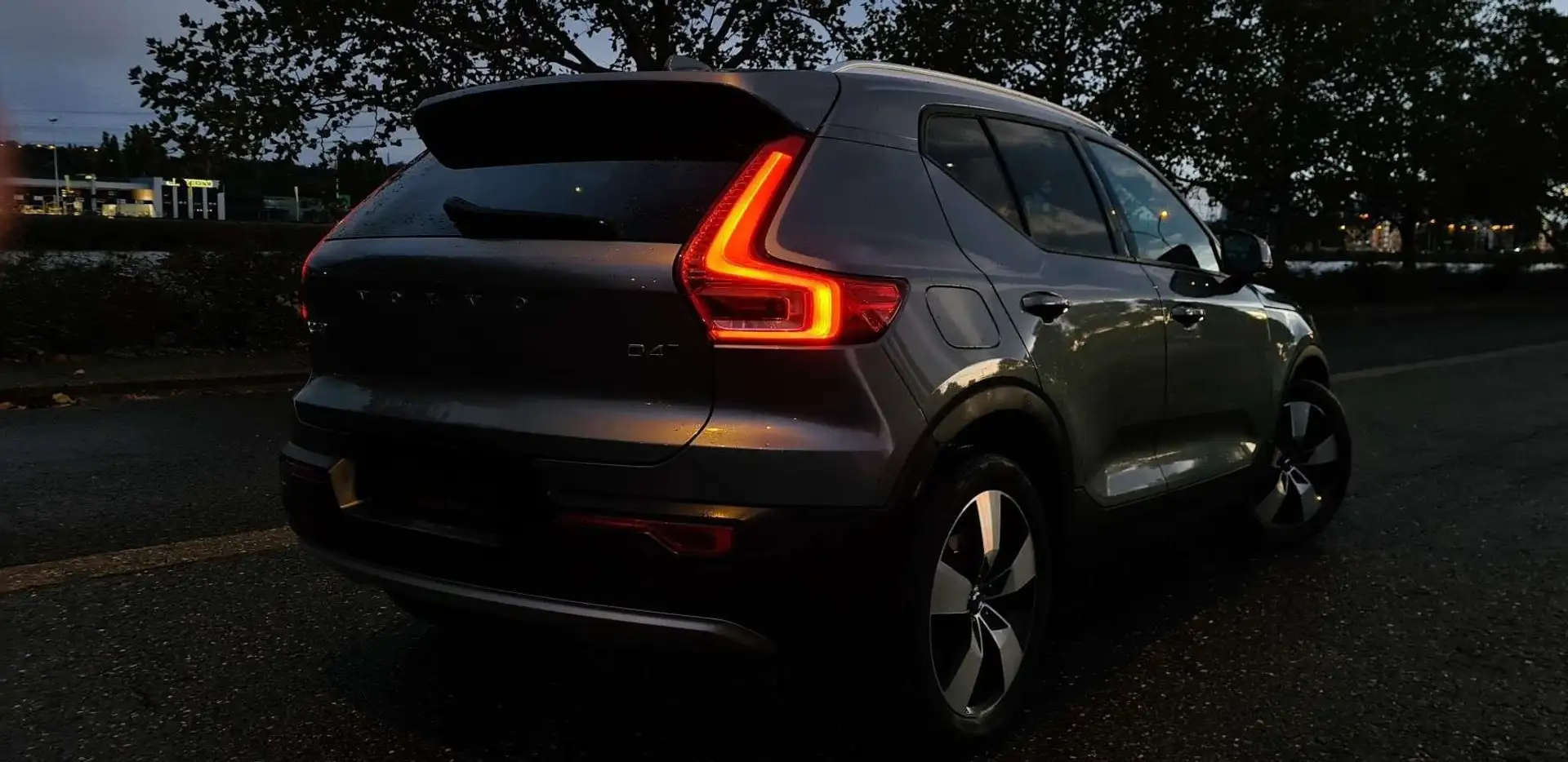 Volvo XC40 2.0 D4 AWD Launch Edition FULL OPTIONS Gris - 2