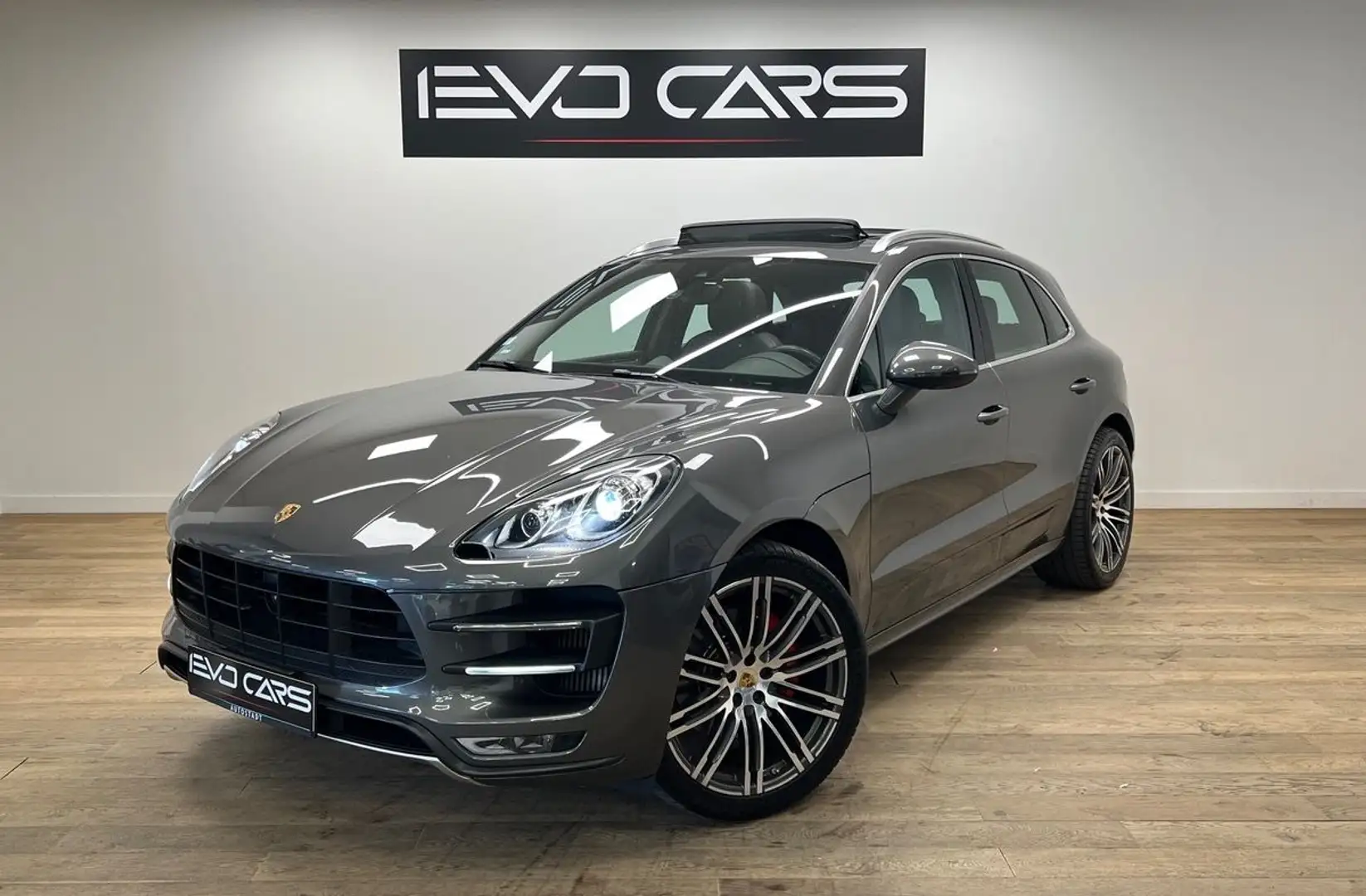 Porsche Macan Turbo 3.6 V6 400ch PDK / CarPlay / BOSE / Chrono / PDLS%2B / Sièges 18 / Caméra / PSE Gris - 1