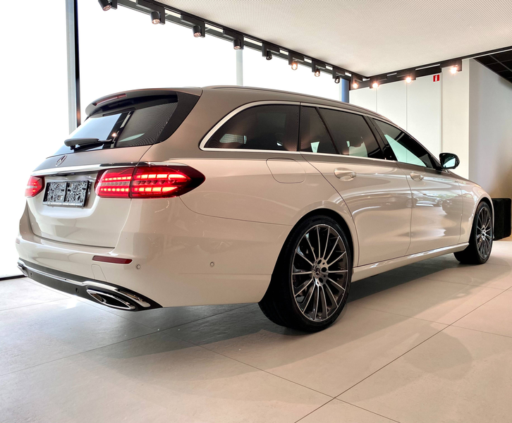 Mercedes-Benz E 200 9G Mild Hybr. LUXURY Line 2-Tone 20"/Distronic+/360°/Augm.RealtyNAVI — photo 3